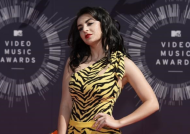 Charli XCX在Skims的最新广告中亮相，展示了新的棉罗纹和棉绒款式