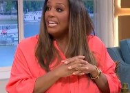 在与年轻男友订婚的谣言传出后，艾莉森·哈蒙德(Alison Hammond)试图挖掘自己的爱情生活